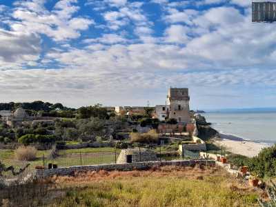 Il nostro viaggio termina al cospetto della bella Torre Olivieri, sita sul litorale tra Bisceglie e Trani. Chiamata anche Torre Lama per la vicinanza all�omonimo ponte in pietra naturale, fu progettata dai due ingegneri partenopei Benvenuto Tortelli e Giovan Tommaso Scala e terminata nel 1598